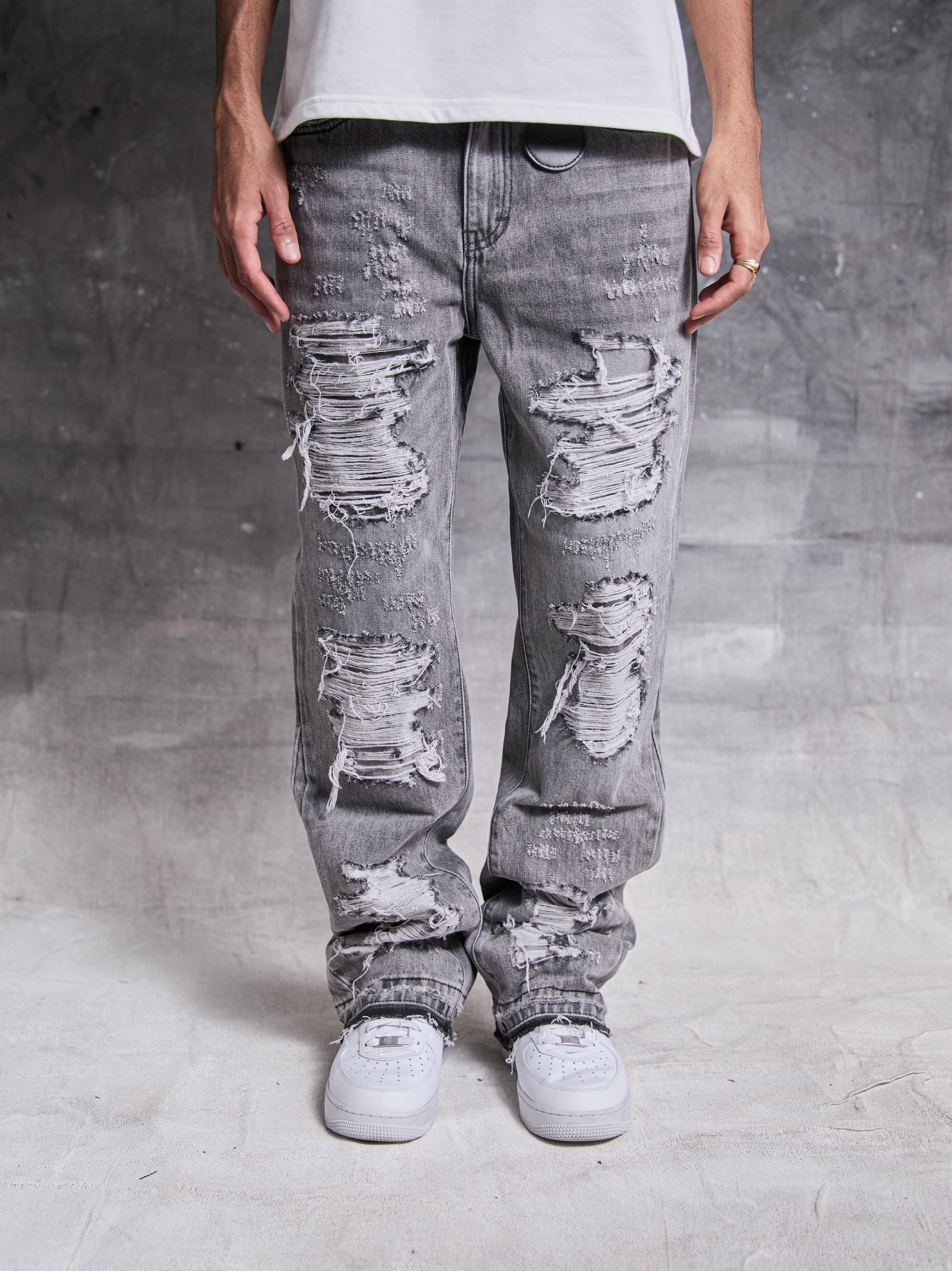 Jeans de mezclilla lavados en gris Sarrona